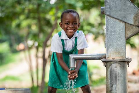 A seven-year-old student washes her hands at Blantyre Girls Primary School in Blantyre, southern Malawi. © UNICEF/UNI699620/Chikondi